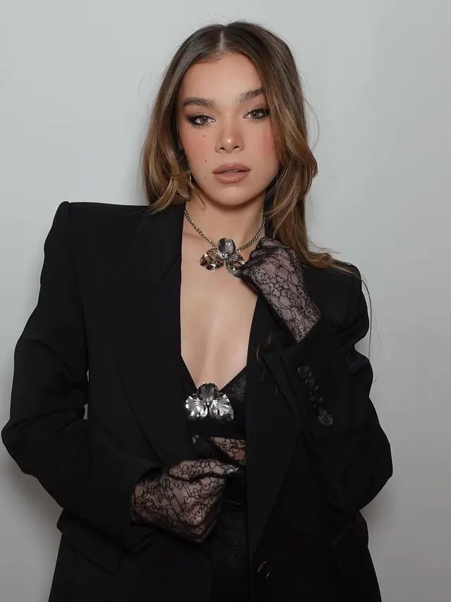 6 Pesona Seksi Hailee Steinfeld dalam Balutan Gaun Transparan Setelah Resmi Isi Suara Spider Woman
