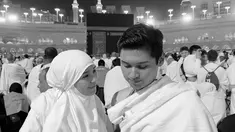Dalam foto-foto tersebut, Beby Tsabina terlihat memukau dengan busana serba putih dan hijab sederhana. Aura keanggunannya semakin terpancar ketika berdiri di depan Masjidil Haram, ditemani Rizki yang mengenakan balutan ihram. Kebahagiaan jelas terlihat dari wajah pasangan muda ini yang tengah menikmati momen spiritual bersama.  (Liputan6.com/IG/@bebytsabina)