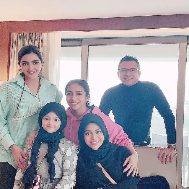 6 Potret Siti KDI Bareng Rekan Artis, Selalu Luangkan Waktu Untuk Bertemu