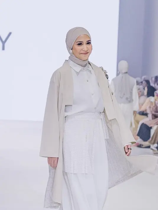 Ia juga tampak percaya diri melenggang di runway. Mama Rieta sampai ikutan bangga. [Instagram.com/lozyhijab]