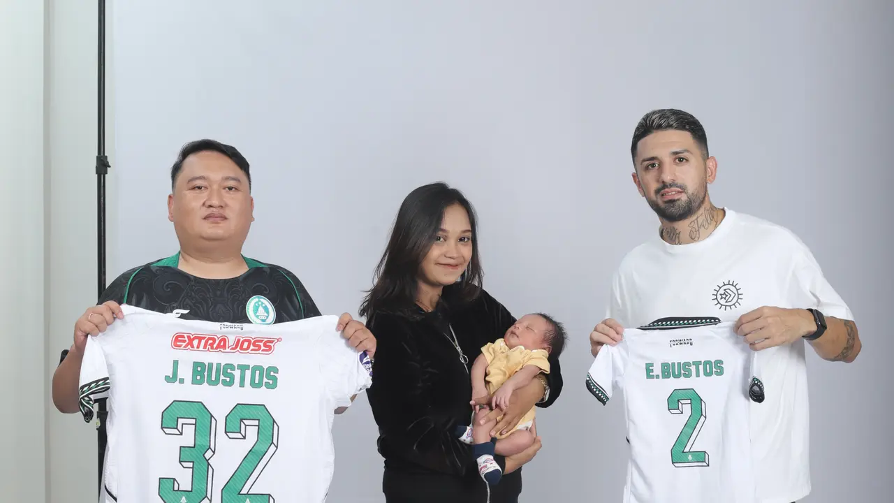 Gelandang PSS Sleman, Jonathan Bustos (paling kanan)