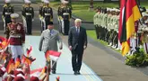 Presiden Republik Indonesia, Prabowo Subianto (tengah depan) bersama Presiden Republik Federal Jerman, Frank-Walter Steinmeier (kanan depan), memeriksa pasukan kawal kehormatan saat upacara penyambutan menjelang pertemuan mereka di Istana Merdeka, Jakarta, Senin 15 Juni 2026. (AP Photo/Achmad Ibrahim)