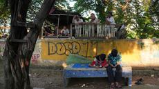 Remaja laki-laki menggunakan ponselnya di Jakarta, 16 Maret 2026. Hari ini, Sabtu (28/3/2026), Peraturan Pemerintah tentang Tata Kelola Penyelenggaraan Sistem Elektronik dalam Perlindungan Anak (PP Tunas) resmi berlaku. (AP Photo/Dita Alangkara)