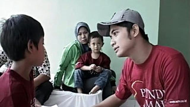 Kris Anjar Sambangi Penderita Hernia Showbiz Liputan6 Com