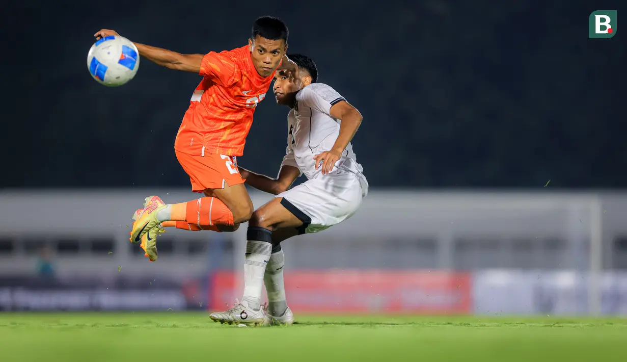 <p>Pemain Timnas India U-22, Thingujam Korou Singh (kiri) berebut bola dengan pemain Timnas Indonesia U-22, Frenky Missa dalam laga uji coba di Stadion Madya, Senayan, Jakarta, Minggu (13/10/2025). (Bola.com/Bagaskara Lazuardi)</p>