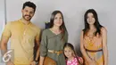 Pemeran Elif, Isabella Damla Guvenilir, bersama ketiga pemain lainnya yaitu Emre Kivilcim (Selim), Selin Sezgin (Melek) dan Gulcin Toncuk (Zaenab) berpose bersama di kantor Liputan6.com, Jakarta, Senin (24/8/2015). (Liputan6.com/Faisal R Syam)