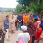 Wali kota Semarang berdialog dengan warga lokasi longsor di Sendangmulyo, Tembalang. Foto: Liputan6.com/felek wahyu&nbsp;