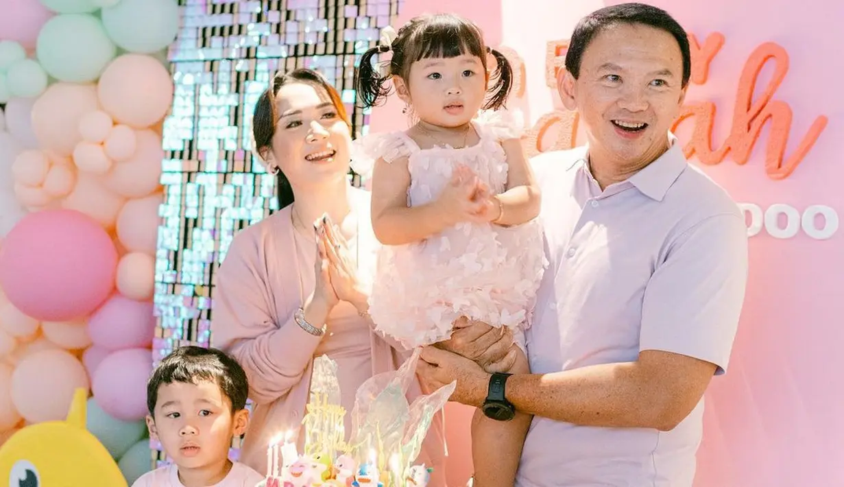 Dekorasi tampak nuansa ceria dengan tema Baby Shark. Sarah tampak cantik menggemaskan dengan rambut kuncir  dua. [Instagram/btpnd]