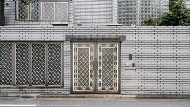 Pagar Tembok kombinasi garis dan grid (credit: freepik.com)