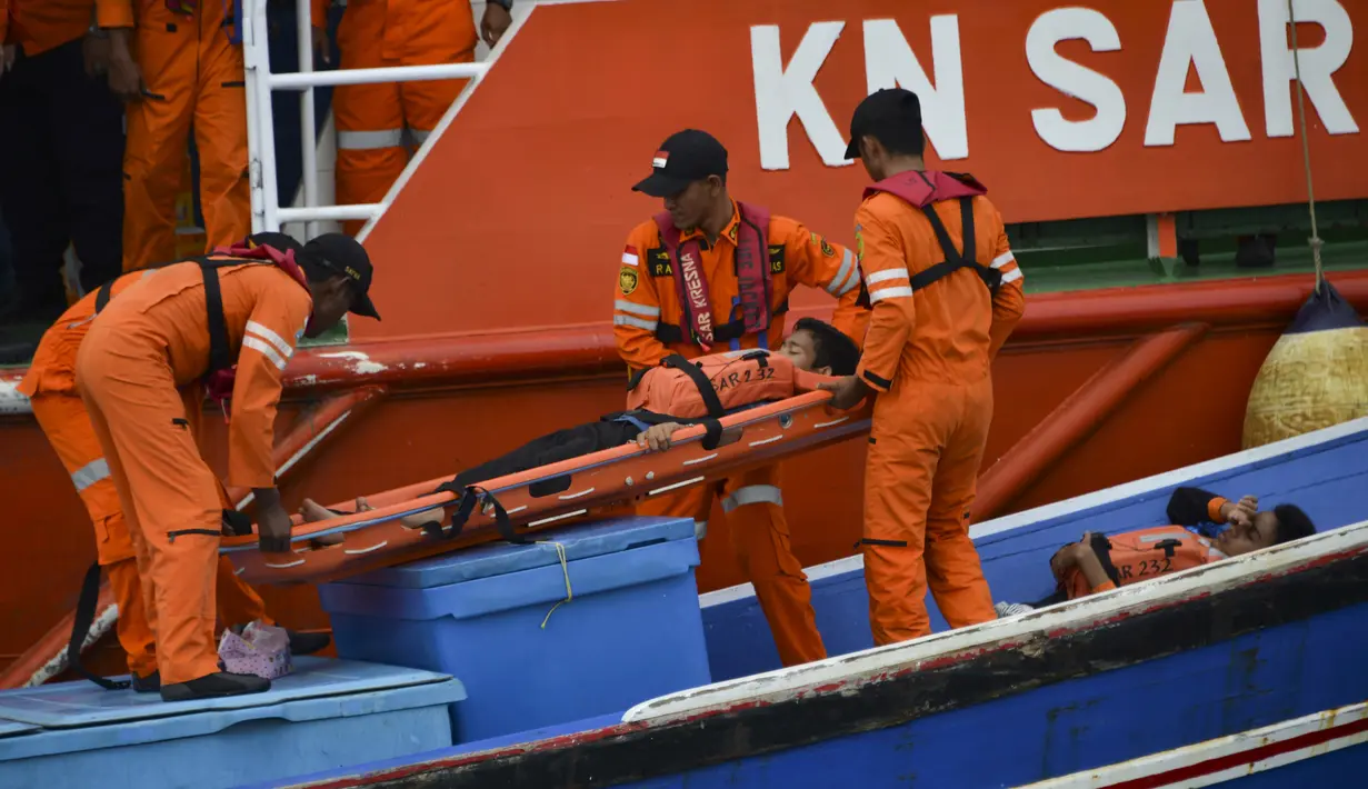 Personel Badan Nasional Pencarian dan Pertolongan (Basarnas) membawa korban dengan tandu selama simulasi penyelamatan pengungsi luar negeri di perairan Banda Aceh, Kamis (17/10/2019). Kegiatan diikuti unsur TNI, Polri, relawan dan pimpinan lembaga peduli bencana di Aceh. (CHAIDEER MAHYUDDIN/AFP)