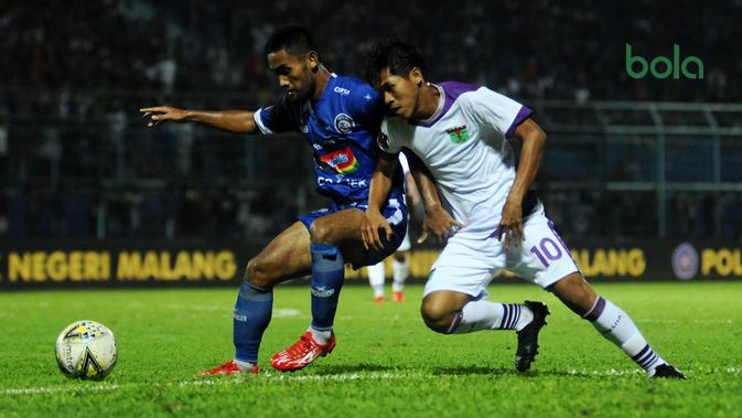 Striker Persita, Aldi Al Achya, dihentikan bek Arema, Agil Munawar, dalam laga Piala Presiden 2019 di Stadion Kanjuruhan, Kabupaten Malang, Rabu (13/3/2019). (Bola.com/Iwan Setiawan)