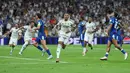 Penyerang Real Madrid asal Prancis, Kylian Mbappe merayakan gol kedua timnya dari titik penalti dalam laga matchday 1 League Phase Liga Champions 2025/2026 di stadion Santiago Bernabeu, Spanyol, 16 September 2025 waktu setempat atau Rabu (17/9/2025) dini hari WIB. (Thomas COEX/AFP)