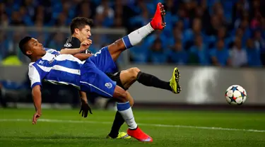 Duel panas terjadi di leg pertama perempat final Liga Champions antara Porto dengan Bayern Munich di Stadion do Dragao, Kamis (16/4/2015). Porto menang 3-1 atas Bayern Munich.(REUTERS/Rafael Marchante)