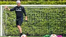 Pelatih Atalanta, Gian Piero Gasperini mengawasi sesi latihan di tempat latihan klub di Ciserano, Bergamo, Italia (13/4/2022). Pada leg pertama Atalanta bermain imbang 1-1 di markas RB Leipzig. (AFP/Miguel Medina)