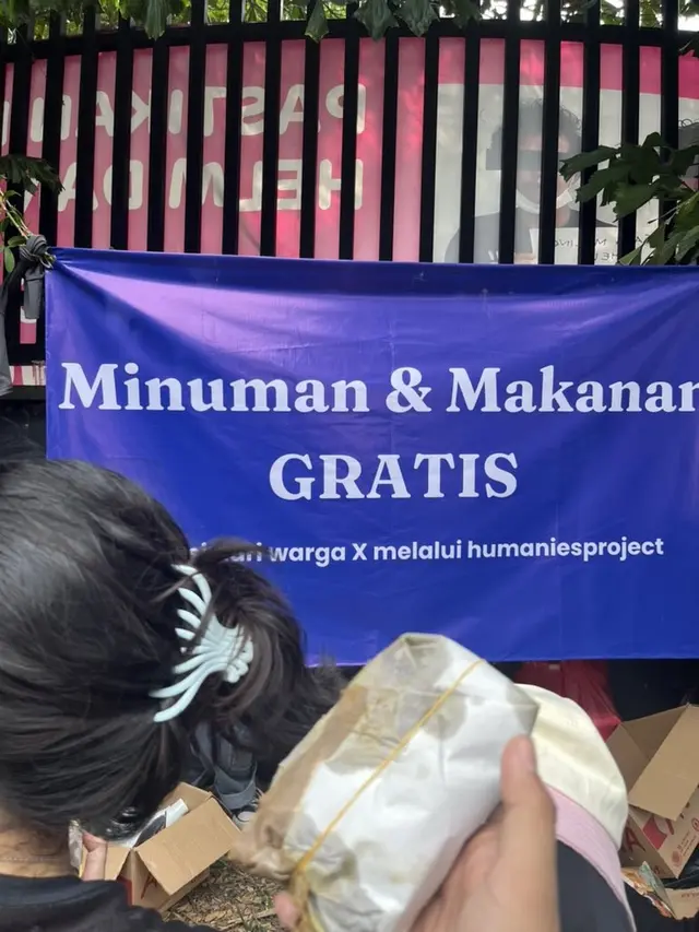 5 Potret Dukungan Masyarakat saat Demo Putusan MK, Ada Makanan Hingga Ojol Gratis