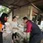 Yayasan Artha Graha Peduli bersama GulaVit bagikan paket sembako kepada masyarakat tidak mampu di Desa Wanaherang, Bogor.