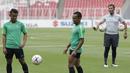 Pemain Timnas Indonesia, Irfan Jaya, berusaha mengontrol bola saat latihan di SUGBK, Jakarta, Sabtu (24/11). Latihan ini persiapan jelang laga Piala AFF 2018 melawan Filipina. (Bola.com/Vitalis Yogi Trisna)