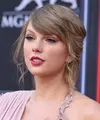 Penyanyi Taylor Swift berpose saat tiba menghadiri Billboard Music Awards di MGM Grand Garden Arena di Las Vegas (20/5).Taylor Swift tampil cantik dengan gaun Versace warna merah muda dengan belahan paha tinggi. (AP Photo/Jordan Strauss)