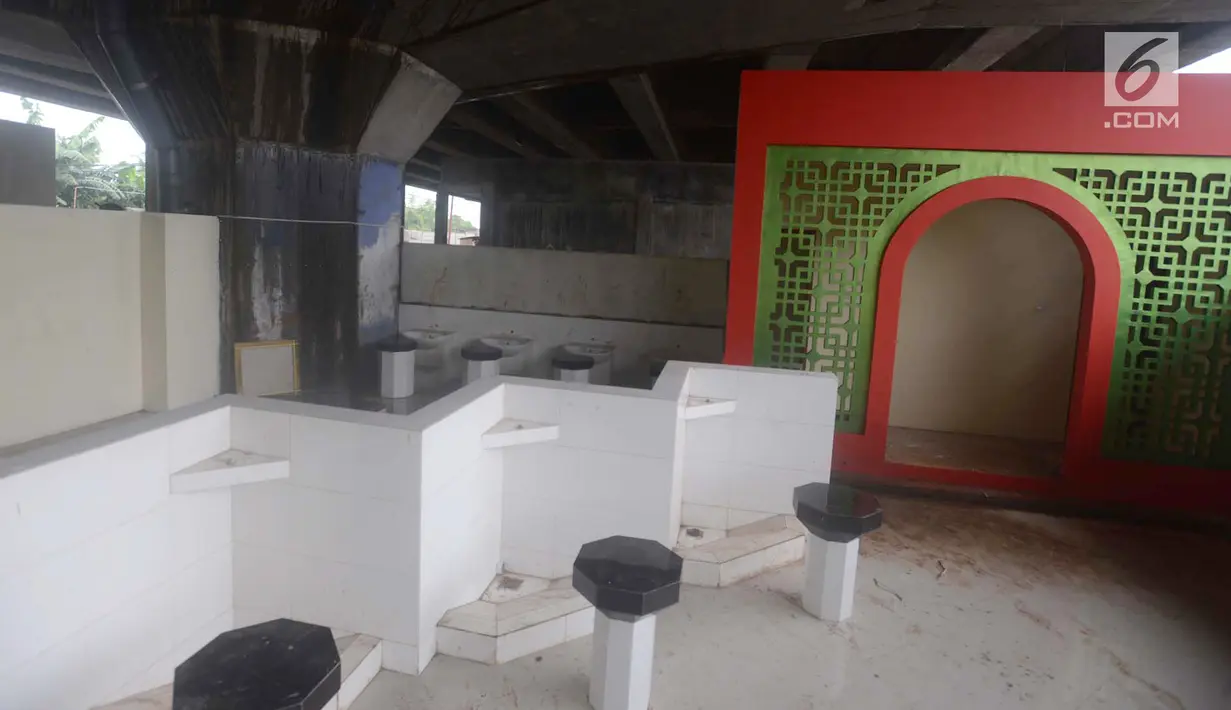 Kondisi tempat wudu di musala Babah Alun yang masih dalam tahap pembangunan di Jalan Gang 12, Papanggo, Jakarta Utara, Rabu (25/4). Bagunan musala yang berada di kolong jalan tol ini bergaya arsitektur Tiongkok. (Merdeka.com/Imam Buhori)