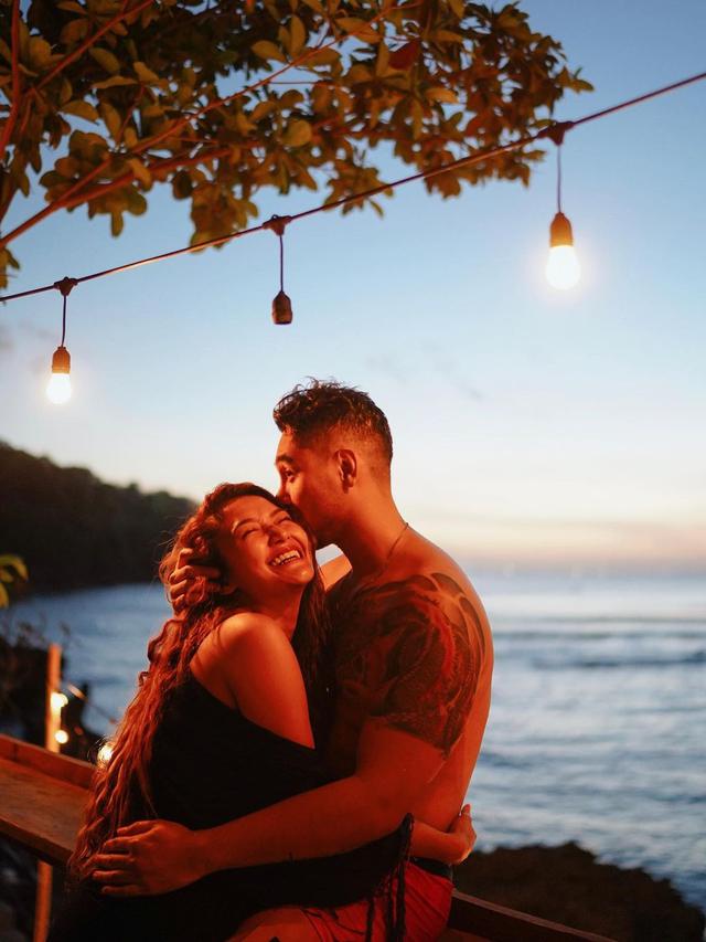 Umumkan Hamil Anak Pertama, Ini 6 Momen Romantis Siti Badriah dan Krisjiana