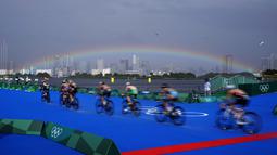 Pelangi terlihat saat para atlet bertanding di cabang sepeda kompetisi triathlon individu putri Olimpiade Tokyo 2020, Selasa (27/7/2021). (Foto: AP/David Goldman)
