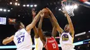 Pebasket Houston, James Harden #13 berusaha memasukan bola saat diadang para pebasket Warriors pada laga perdana NBA 2017 di Oracle Arena, Oakland, (17/10/2017).  Rockets menang 122-121.   Rockets menang 122-121. (Ezra Shaw/Getty Images/AFP)