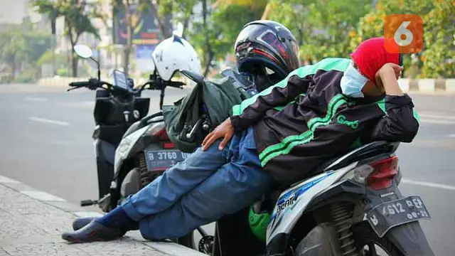 Ojol Menanti Order di Masa PSBB