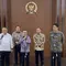 Wakil Ketua DPR Sufmi Dasco Ahmad, Gubernur Bank Indonesia Perry Warjiyo dan Menteri Keuangan Purbaya Yudhi Sadewa. Dewan Perwakilan Rakyat (DPR), Bank Indonesia (BI), dan pemerintah sepakat memperkuat koordinasi kebijakan fiskal dan moneter guna menjaga stabilitas nilai tukar rupiah sekaligus mendukung pertumbuhan ekonomi nasional.