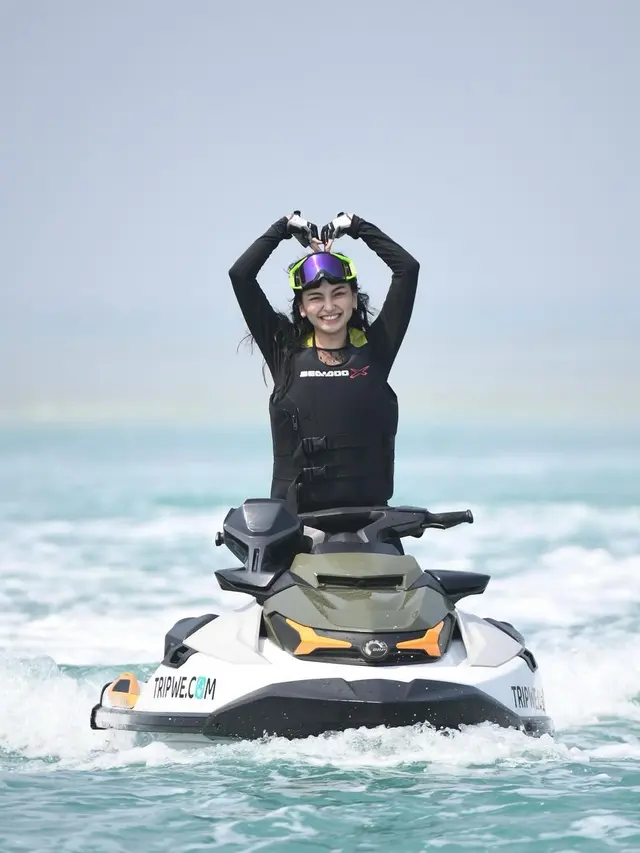 4 Potret Cantik Valerie Tifanka Main Jet Ski di Kepulauan Seribu