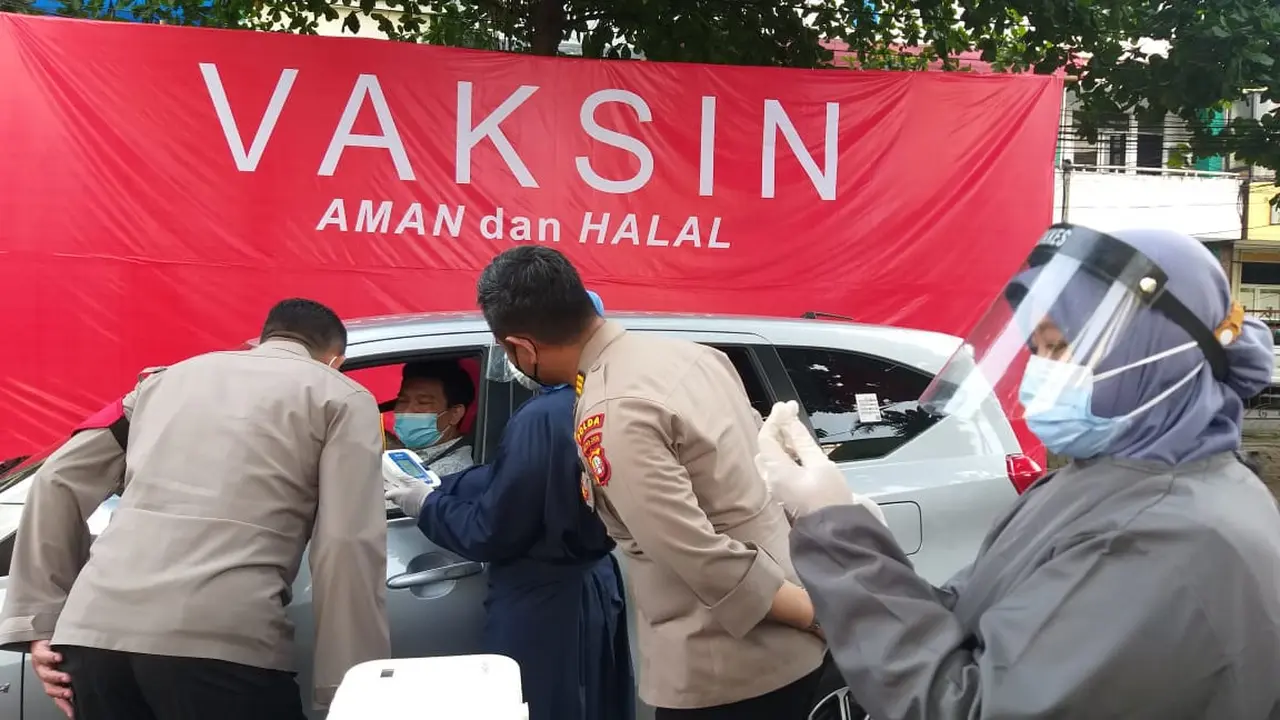 Polres Metro Jakarta Selatan membuka gerai vaksin presisi dengan menyediakan layanan vaksin Covid-19 gratis, tanpa turun (drive thru).