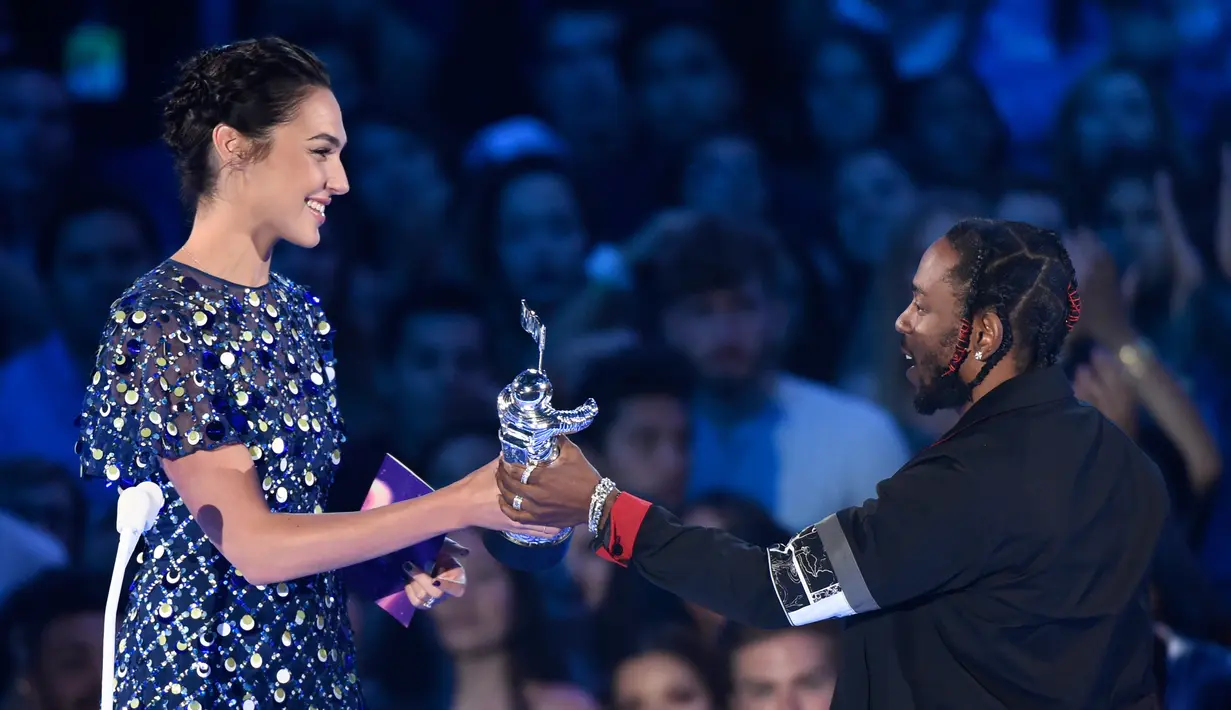 Aktris Gal Gadot memberikan penghargaan kepada Kendrick Lamar untuk video "HUMBLE" di MTV Video Music Awards (VMA) 2017 di Inglewood, California, AS (27/8). (Photo by Chris Pizzello/Invision/AP)