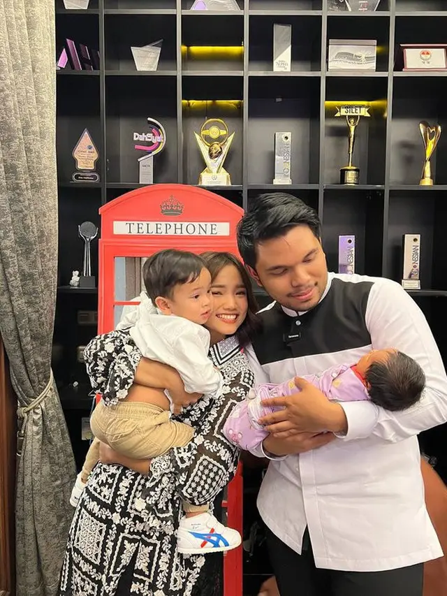 6 Momen Fuji dan Thariq Halilintar Gendong Gala dan Baby Ameena, Curi Perhatian