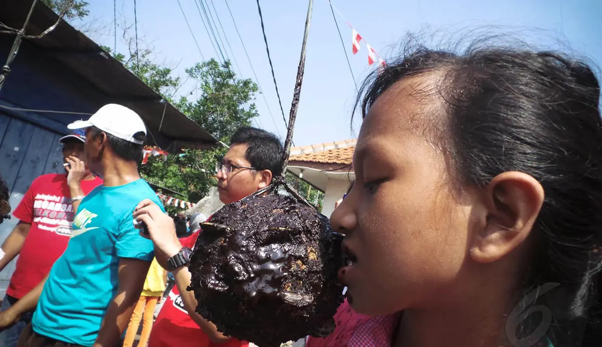 Dalam rangka perayaan HUT RI ke-69, warga di kawasan tersebut menyelenggarakan berbagai lomba seperti cabut koin, balap karung, rias wajah, panjang pinang, dan gebuk bantal, Jakarta, Minggu (17/8/14). (Liputan6.com/Faizal Fanani)