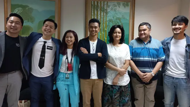 Para Pemeran dibalik dan diatas layar pementasan Cek Toko Sebelah.