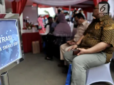Warga mengisi data diri saat pendaftaran SIM online dan Smart SIM di website Korlantas Polri melalui smartphone, Jakarta, Minggu (22/9/2019). Registrasi SIM online dan Smart SIM yang diluncurkan Korlantas Polri mulai berlaku hari ini.  (merdeka.com/Iqbal S Nugroho)