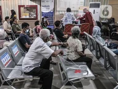 Warga lanjut usia (lansia) saat antre untuk mengikuti vaksin Covid-19 di Puskesmas Kecamatan Cilincing, Jakarta, Selasa (23/2/2021). Pemerintah mulai melakukan vaksinasi tahap dua yang diprioritaskan untuk masyarakat usia 60 tahun ke atas atau lansia. (merdeka.com/Iqbal S. Nugroho)