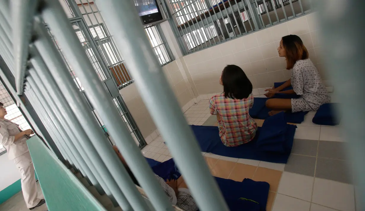 Petugas berbincang dengan narapidana transgender di penjara Pattaya Prison, Provinsi Choburi, Thailand (6/1). Di penjara ini narapidana LGBT dipisahkan dari narapidana lain untuk mencegah kekerasaan yang terjadi. (AP Photo/Sakchai Lalit)