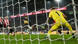 Pemain Liverpool, Darwin Nunez mencetak gol kemenangan ke gawang Brentford dalam laga lanjutan Liga Inggris 2024/2025 di Gtech Community Stadium, London, Inggris, Minggu (19/01/2025) WIB. (AFP/Justin Tallis)