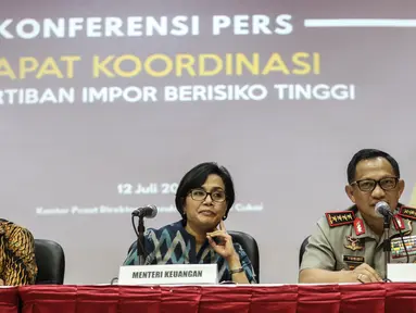 Kapolri Tito Karnavian memberikan keterangan terkait hasil rapat koordinasi penertiban impor berisiko tinggi di kantor pusat Bea dan Cukai, Jakarta, Rabu (12/7). Rapat tersebut membahas penanganan impor berisiko tinggi. (Liputan6.com/Faizal Fanani)