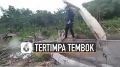 Video kocak aksi pria robohkan tembok dengan tangannya malah terkena imbasnya.