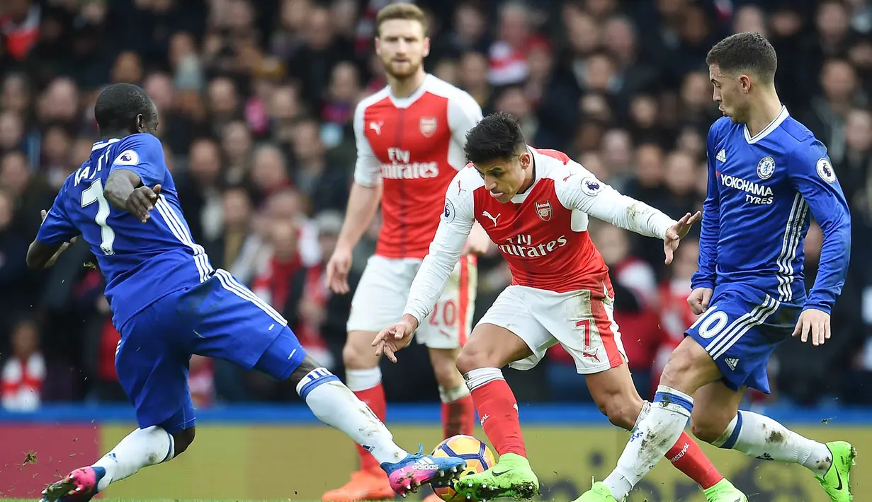 Penyerang Arsenal, Alexis Sanchez, berusaha melewati hadangan gelandang Chelsea, N'Golo Kante. Meski kalah Arsenal lebih menguasai jalannya laga berdasarkan penguasaan bola yang mencapai 58,5 persen. (EPA/Andy Rain)