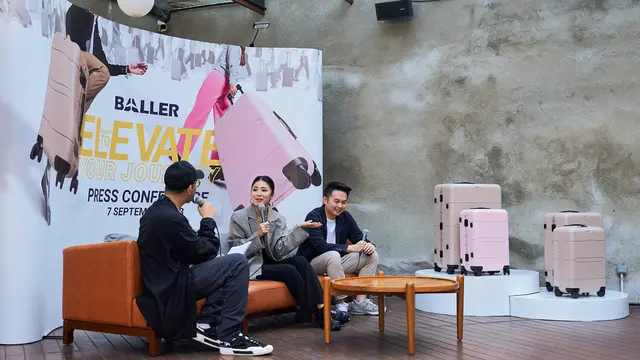 Foto Baller Indonesia memperkenalkan koper terbarunya