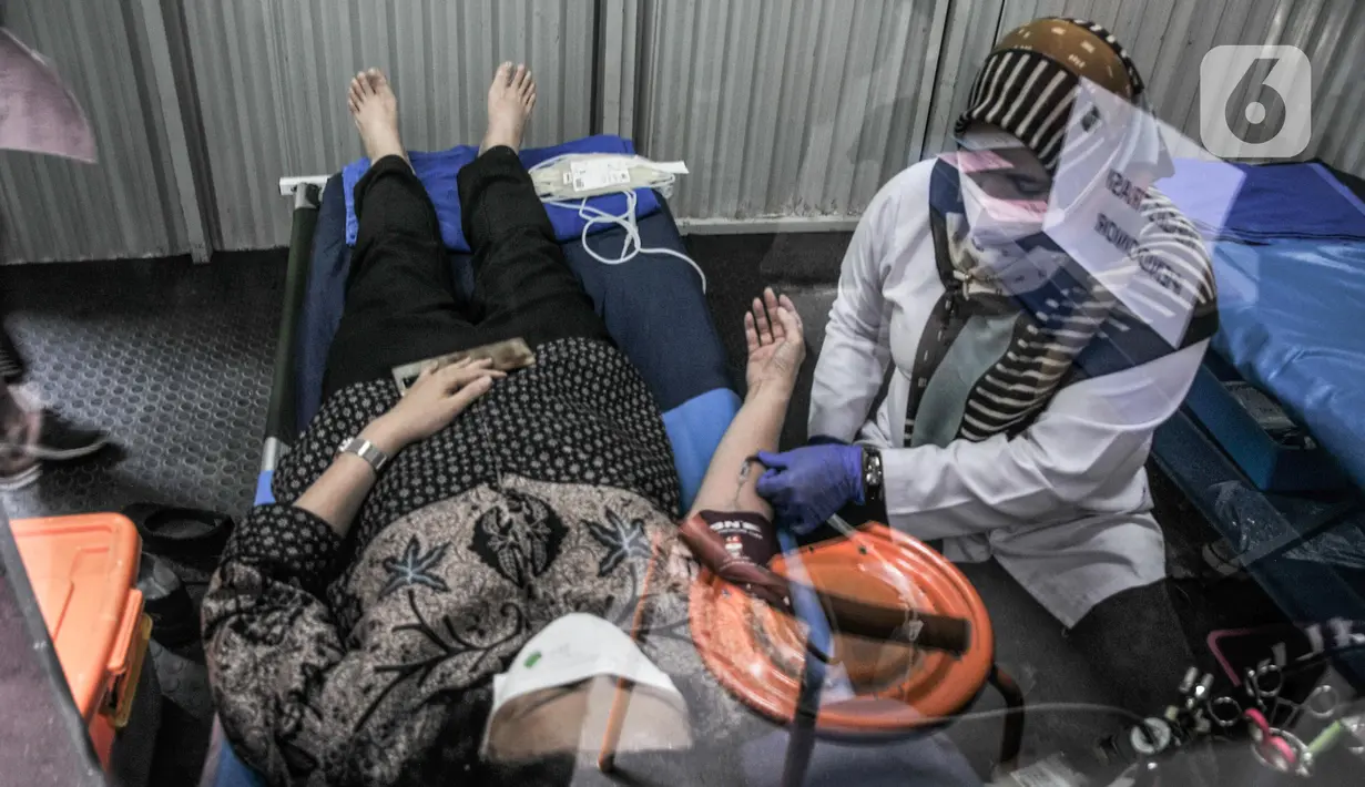 Petugas PMI DKI Jakarta melakukan pengambilan darah saat kegiatan donor darah keliling di Thamrin 10, Jakarta Pusat, Senin (14/3/2022). PMI DKI Jakarta bekerja sama dengan Pasar Jaya Thamrin 10 menggelar donor darah yang dikhususkan untuk pedagang atau pelaku UMKM. (merdeka.com/Iqbal S. Nugroho)