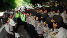 Sejumlah polisi wanita (Polwan) Polda Metro Jaya saat apel usai berjaga-jaga di Bundaran HI, Jakarta, Kamis (21/11/2014). (Liputan6.com/Johan Tallo)