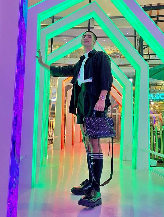 <p>Tak hanya terlihat kurus, Ricky Cuaca kini juga semakin percaya diri. Tak jarang dia tampil dengan OOTD yang keren. (Instagram/rickycuaca)</p>