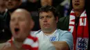 Seorang suporter saat menyaksikan pertandingan Inggris melawan Slovenia pada grup F kualifikasi Piala Dunia 2018 di stadion Wembley, London, (5/10). Inggris menang 1-0 atas Slovenia. (AFP Photo/Adrian Dennis)