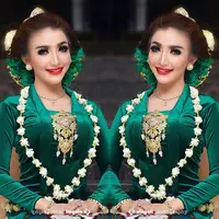 Semenjak ditangkap pihak kepolisian karena terjerat kasus narkoba, publik menjadi jarang melihat paras cantik nan anggun dari seorang Roro Fitria. Berikut adalah foto-foto Roro dengan pesonanya saat memakai busana adat Jawa. (Instagram/roro.fitria1989)