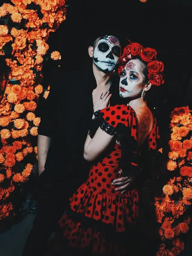 Gaya Bunga Citra Lestari dan Suami saat Halloween sebagai Catrina. [@itsmebcl/anggarcp]