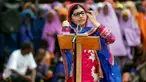 Penerima Nobel Perdamaian, Malala Yousafzai memberi sambutan dalam kunjungannya di kamp pengungsian Dadaab, dekat perbatasan antara Kenya-Somalia, (12/7). (REUTERS/Thomas Mukoya)