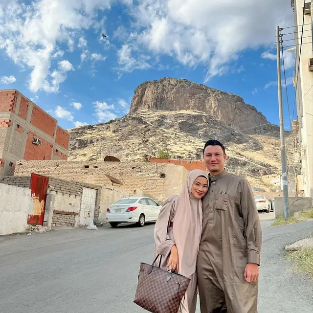 6 Outfit Titi Kamal Saat Umrah Bersama Christian Sugiono, Anggun dalam Balutan Gamis hingga Cadar